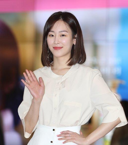 Seo Hyun Jin Cast to Star in New SBS Drama About Teacher Student Romance - 9