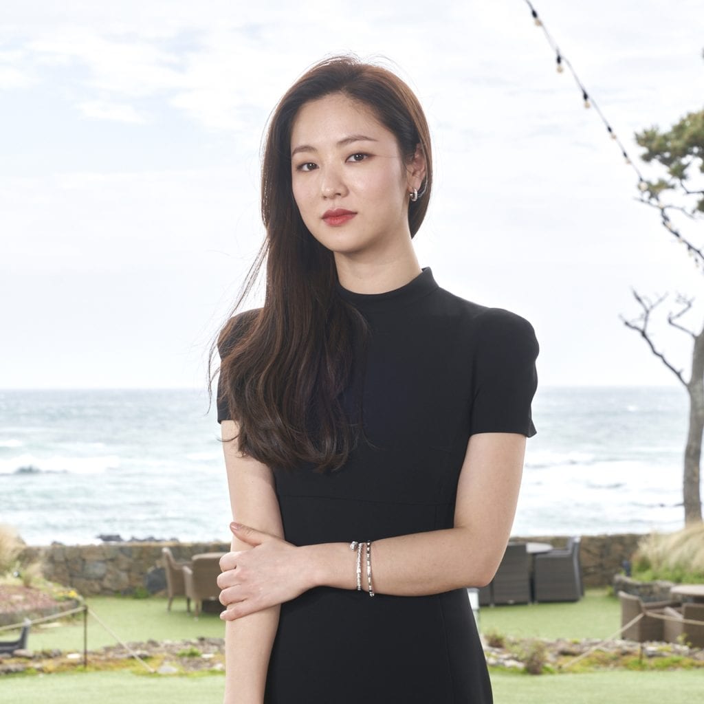 Jeon Yeo Bin Shares that She&rsquo;s Attracted to Beautiful Characters, Even