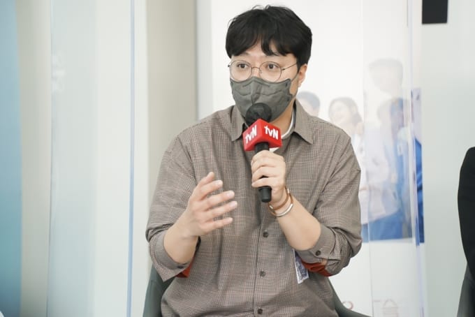 No Plan For  Hospital Playlist 3  For Now  Says Director Shin Won Ho - 90