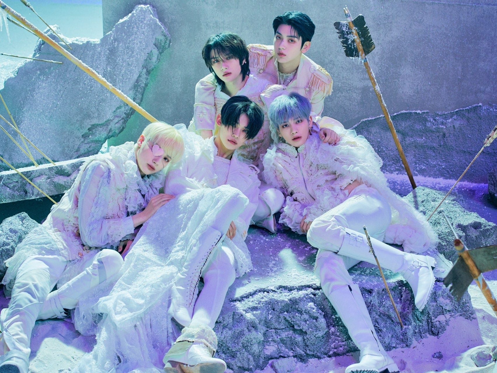 TXT Debuts at No 5 on  Billboard 200  - 81