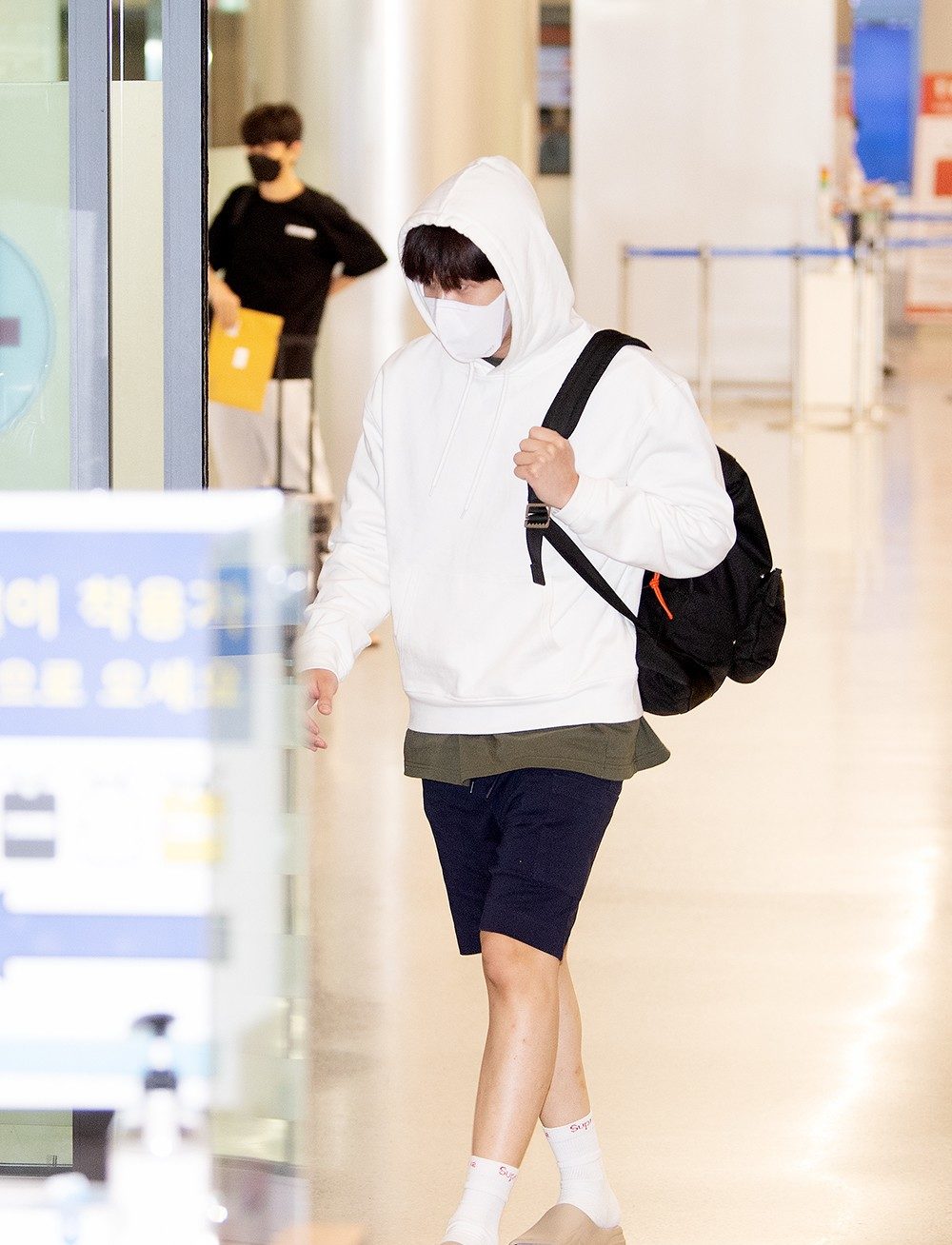 Kim Seon Ho Spotted at the Incheon International Airport Returning from Thailand After Filming   Sad Tropics  - 69