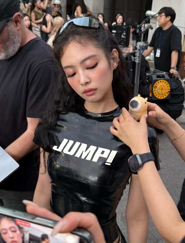 jennie airport fashion