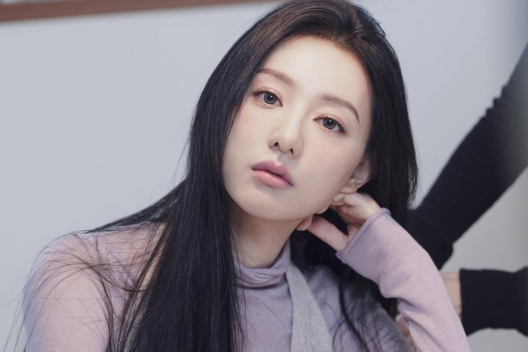 Kim Ji Won Considers 'Detective Park Mi Ok' by Jung Seo Kyoung