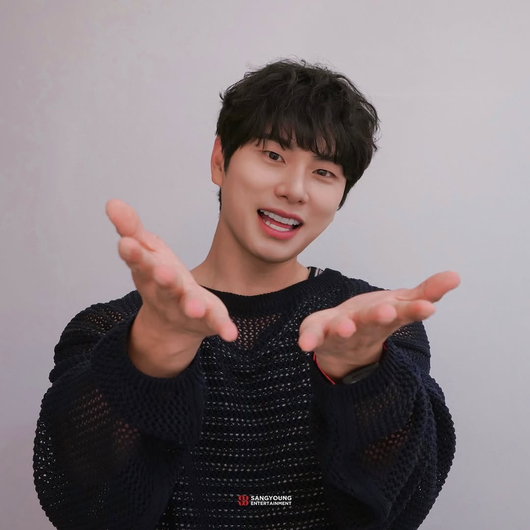 Lee Yi Kyung deleting dms